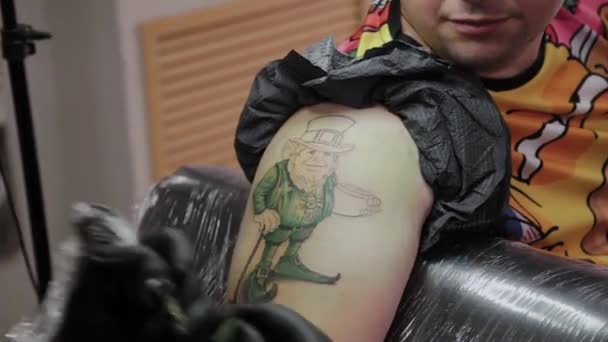 Professionell tatuerare gör en tatuering på en mans arm. — Stockvideo
