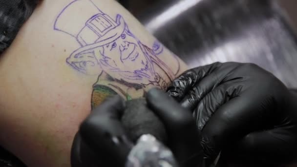 专业纹身画家在一个男人的胳膊上做纹身. — 图库视频影像