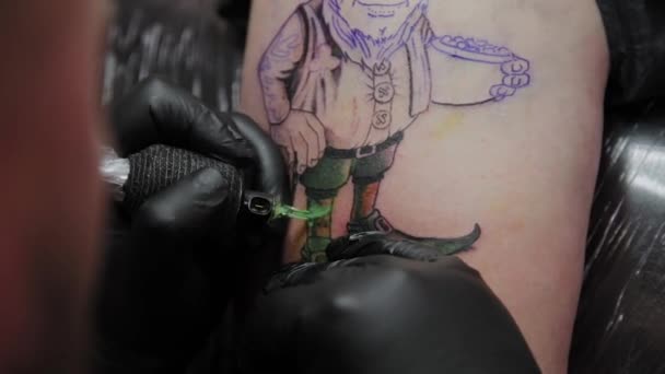 Professionele tattoo artiest maakt een tatoeage op de arm van een man. — Stockvideo