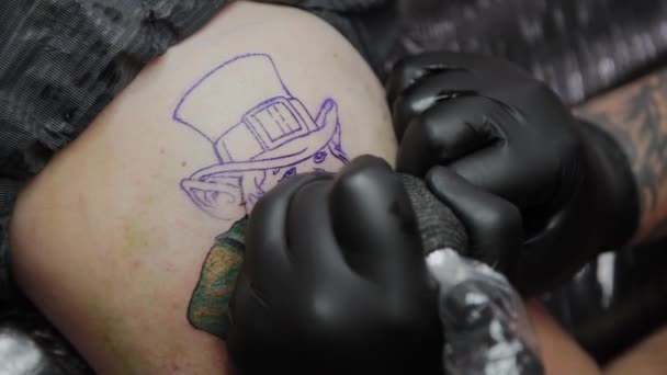 Artista profesional del tatuaje hace un tatuaje en el brazo de un hombre . — Vídeos de Stock