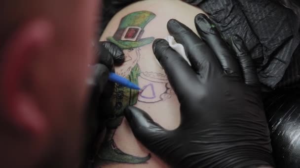 Professionell tatuerare gör en tatuering på en mans arm. — Stockvideo