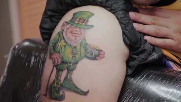 Tattoo master rimuove la schiuma da un tatuaggio . — Video Stock