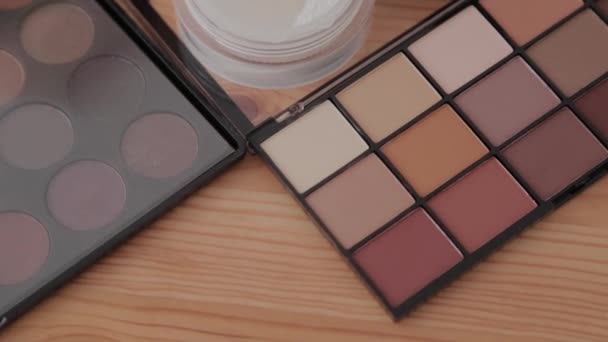 Kit de maquillage professionnel dans un studio de maquillage sur une table en bois . — Video