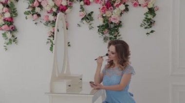 Güzel genç kız makyaj yapıyor..