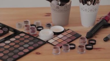 Profesyonel makyaj seti, ahşap bir masadaki makyaj stüdyosunda..