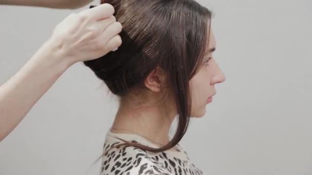 Peluquería chica prepara a un cliente para cortes de pelo . — Vídeos de Stock