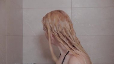 Güzel kız duşta yıkanır..