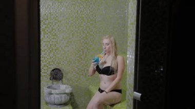 Güzel kız elinde bir hamamla dinleniyor. Spa tedavileri.