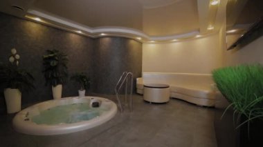 Kaplıcada jakuzili güzel bir oda.