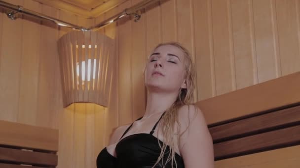 Hermosa muchacha descansa en la sauna . — Vídeo de stock