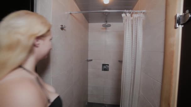 Belle fille se lave sous la douche . — Video