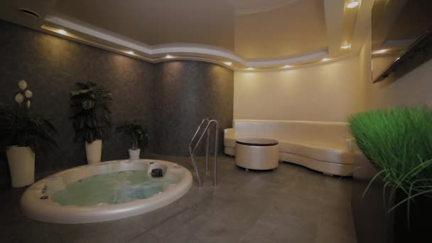 Hermosa habitación con jacuzzi en el spa . — Vídeos de Stock