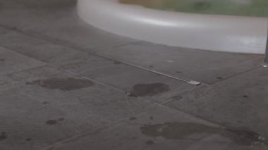 Kız jakuzide ıslak fayansların üzerinde yürüyor. Bacaklarını kapat..