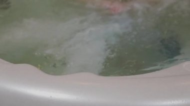 Güzel genç kız jakuzide dinleniyor..