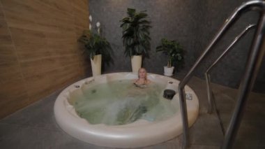 Güzel genç kız jakuzide dinleniyor..