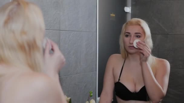 Hermosa chica en traje de baño peinándose el pelo por el espejo . — Vídeo de stock