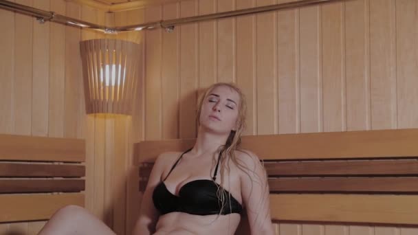 Menina bonita tem um resto em uma sauna . — Vídeo de Stock