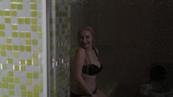 Hermosa chica tiene un descanso en un hammam . — Vídeo de stock