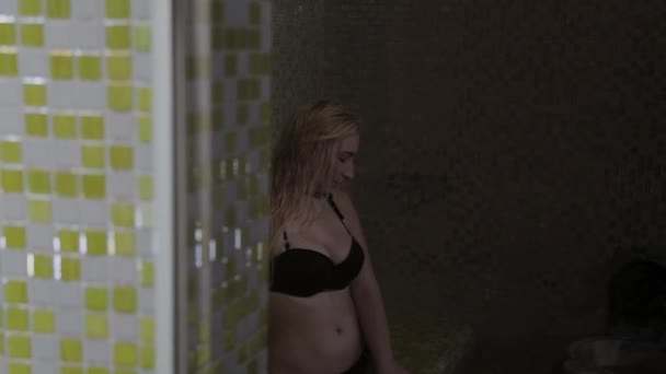 Bella ragazza ha un riposo in un hammam . — Video Stock