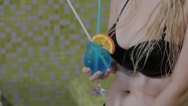 Belle fille se repose avec un cocktail dans les mains dans un hammam. Traitements spa . — Video