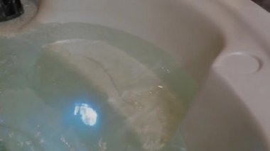 Güzel kız jakuziye giriyor..