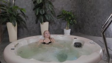 Güzel genç kız jakuzide dinleniyor..