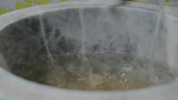 Hamam nalévá vodu z odkalovacích kohoutků. — Stock video