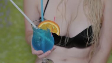 Güzel kız elinde bir hamamla dinleniyor. Spa tedavileri.