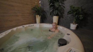 Güzel genç kız jakuzide dinleniyor..