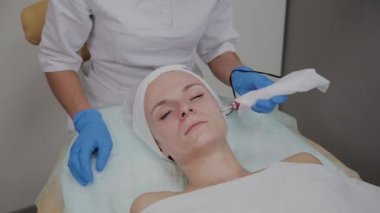 Profesyonel kozmetoloji uzmanı Dermapen prosedürünü kozmetoloji kliniğinde gerçekleştirir.