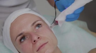 Profesyonel kozmetoloji uzmanı Dermapen prosedürünü kozmetoloji kliniğinde gerçekleştirir.
