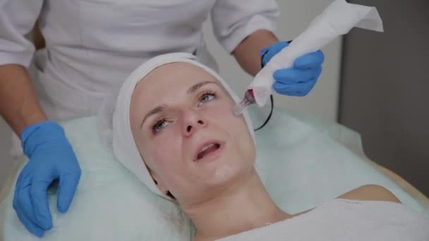 Profesyonel kozmetoloji uzmanı Dermapen prosedürünü kozmetoloji kliniğinde gerçekleştirir. — Stok video