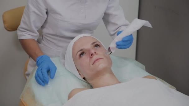 Cosmetologo professionista esegue la procedura DermaPen in una clinica di cosmetologia . — Video Stock