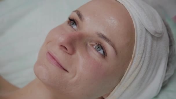 Professional beautician adjusts the patients protective headgear. — Stock Video