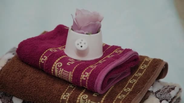 Lounges voor Thaise massage met handdoeken, kussens en bloemen in een lege kamer. — Stockvideo