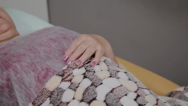 一位老年妇女躺在美容诊所的沙发上. — 图库视频影像