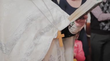 Genç bir rahip Ortodoks kilisesinde dua okur..