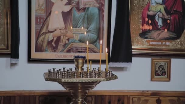 Die Dekoration der orthodoxen Kirche im Tempel. — Stockvideo