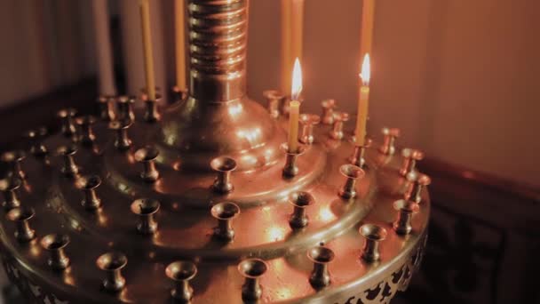 Brûler des bougies d'église sur un chandelier pendant les offices religieux . — Video