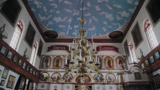 La decoración de la Iglesia Ortodoxa dentro del templo . — Vídeos de Stock