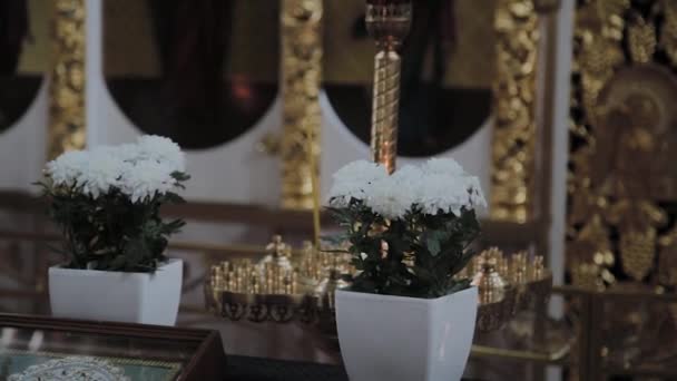 Die Dekoration der orthodoxen Kirche im Tempel. — Stockvideo