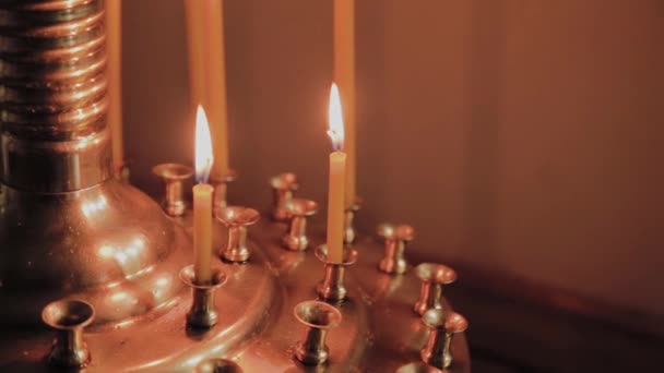 Quemando velas de la iglesia en un candelero durante los servicios de la iglesia . — Vídeo de stock