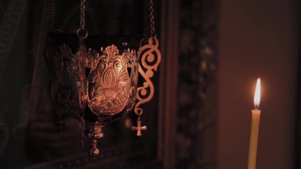 Brûler des bougies d'église sur un chandelier pendant les offices religieux . — Video