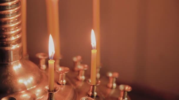 Palenie świec kościelnych na świeczniku podczas nabożeństw kościelnych. — Wideo stockowe