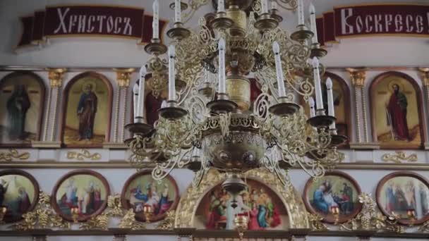 La decoración de la Iglesia Ortodoxa dentro del templo . — Vídeo de stock