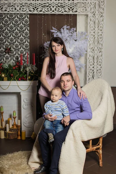 Una familia numerosa está ayudando a servir la cena de Navidad. — Foto de Stock