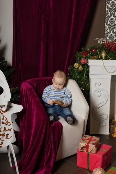 Uma grande família está ajudando a servir o jantar de Natal — Fotografia de Stock