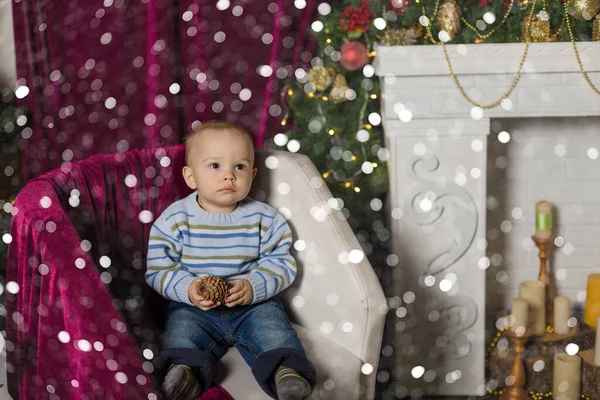 Uma grande família está ajudando a servir o jantar de Natal — Fotografia de Stock