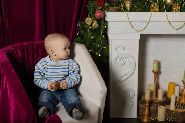 Uma grande família está ajudando a servir o jantar de Natal — Fotografia de Stock