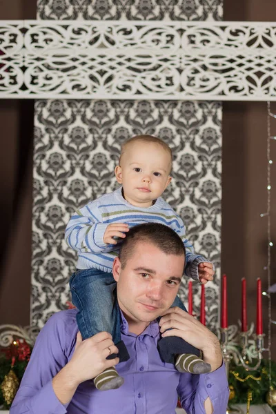 Une grande famille aide à servir le dîner de Noël — Photo